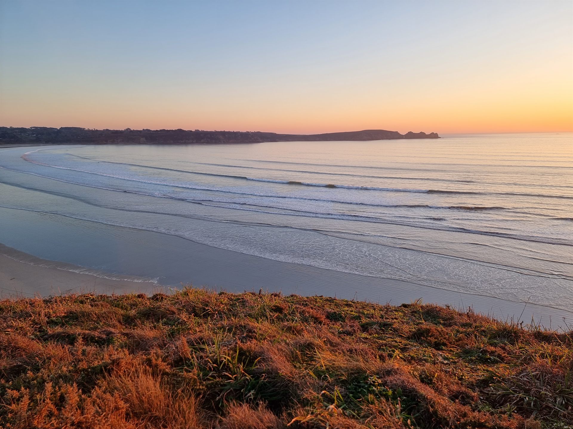 Große Bucht der Halbinsel Crozon bei Sonnenuntergang, ein Surfspot