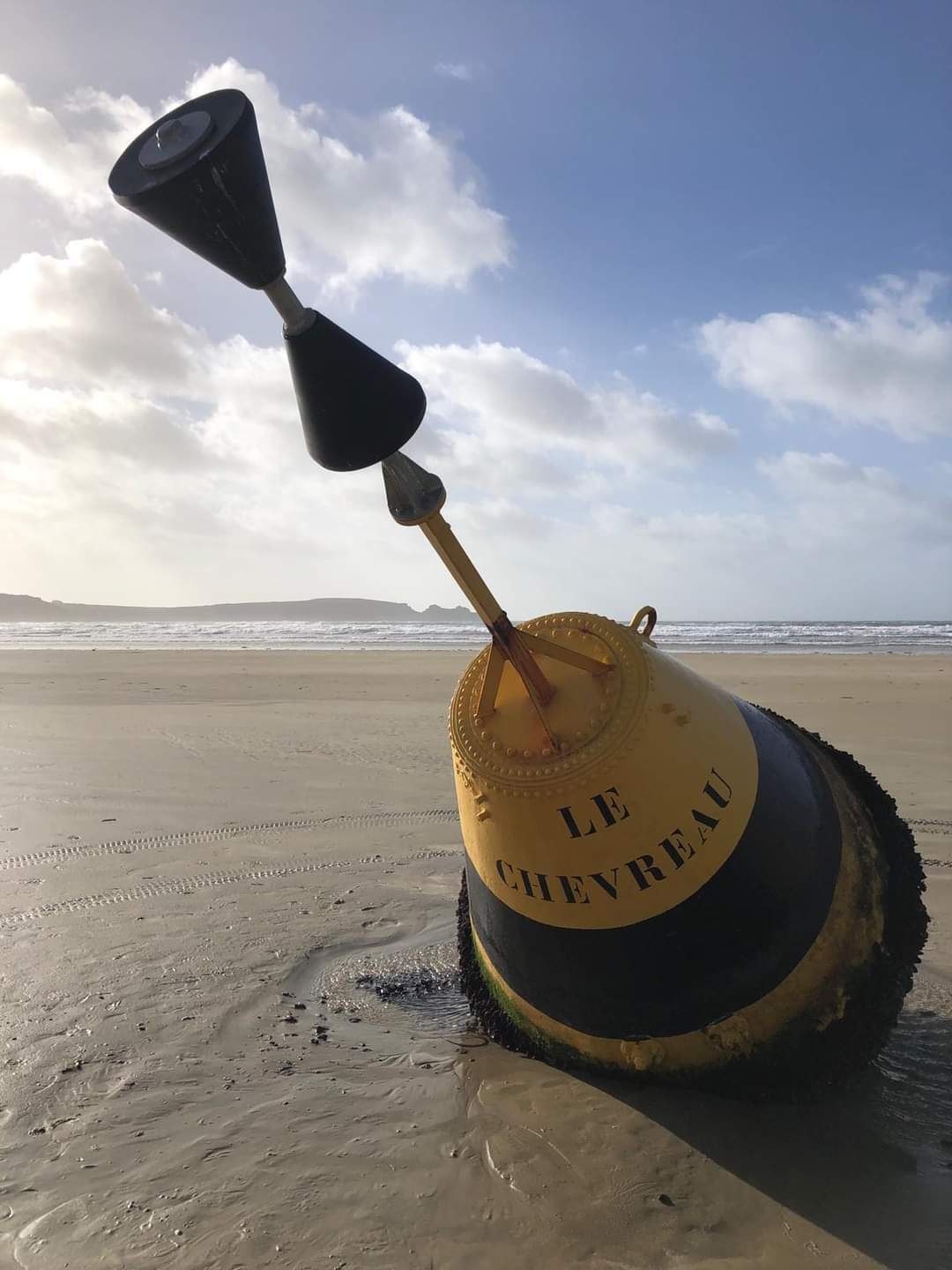 Am Strand der Halbinsel Crozon angespülte Boje, maritime Stimmung
