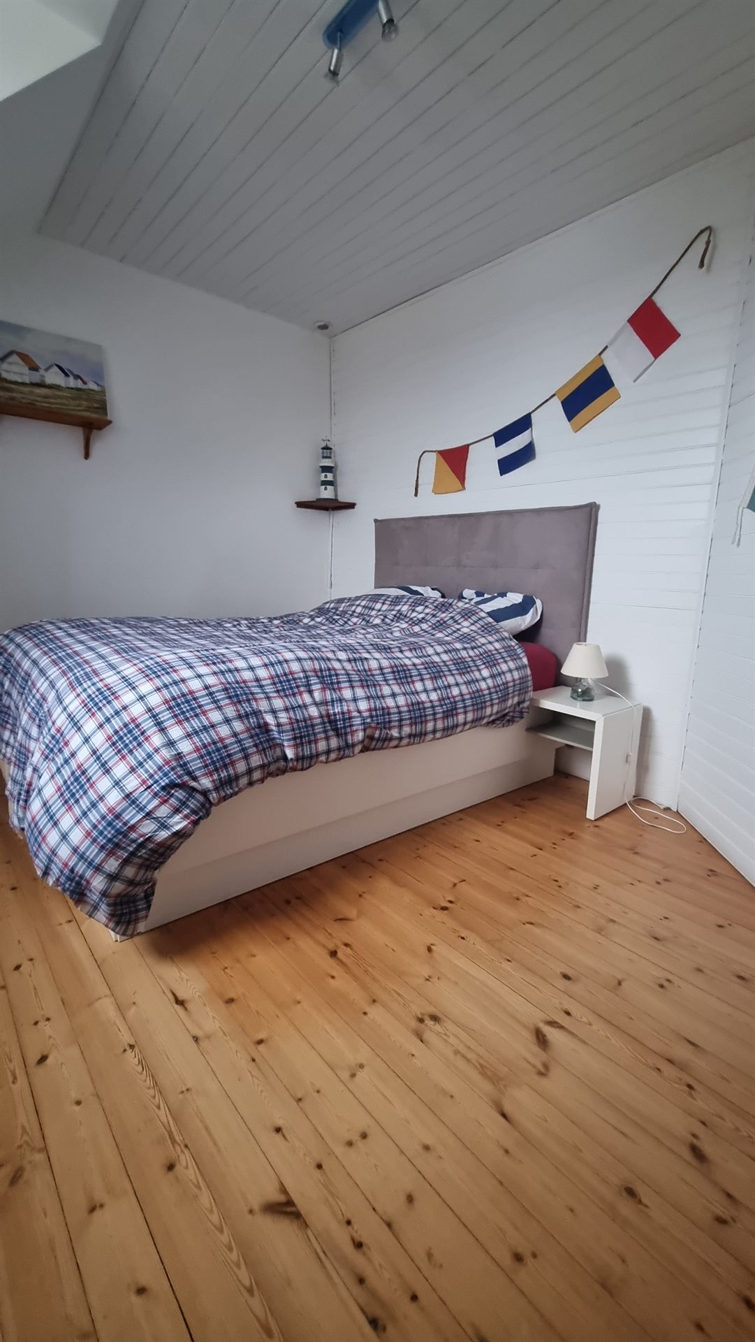 Mit maritimen Signalflaggen dekoriertes Schlafzimmer
