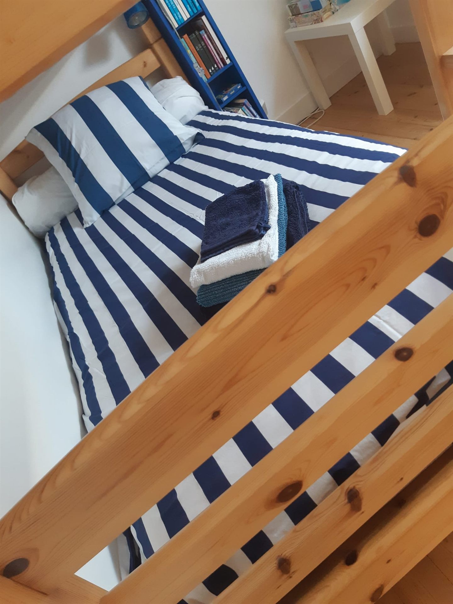 Schlafzimmer mit Etagenbett aus Holz, ideal für Kinder