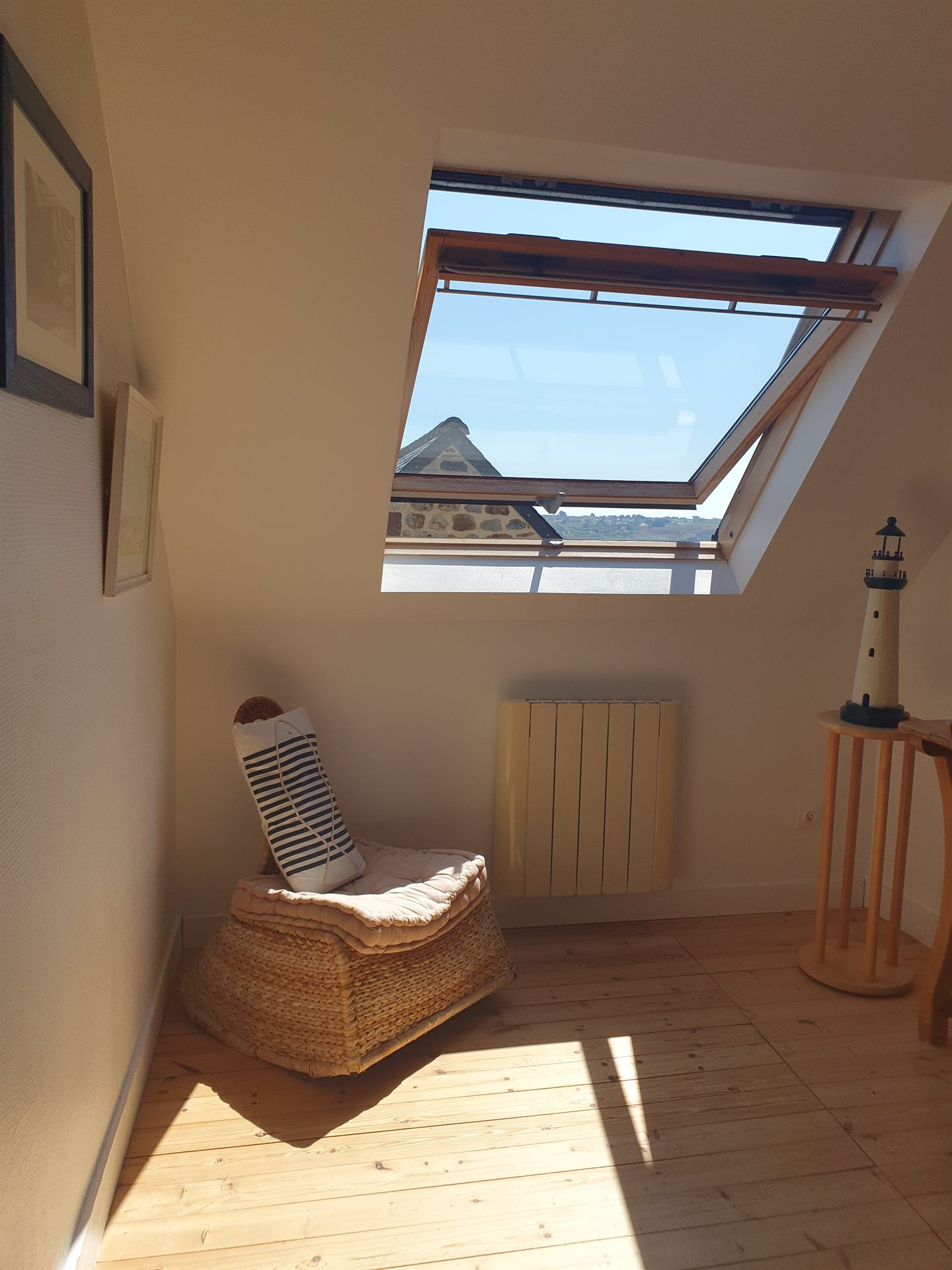 Helle Sitzecke mit Korbsessel am Fenster