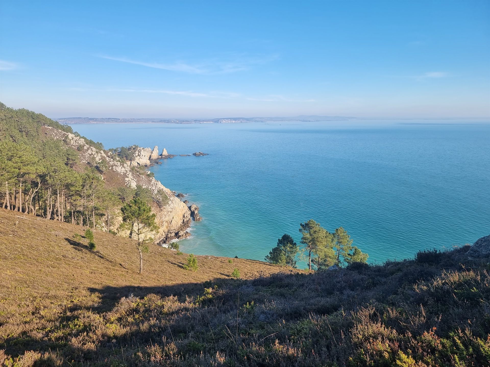 Wilde Küste von Crozon mit türkisfarbenem Wasser, Richtung Pointe de Pen-Hir