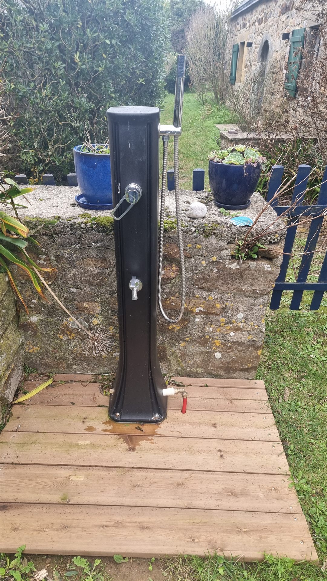 Solar-Außendusche im Garten