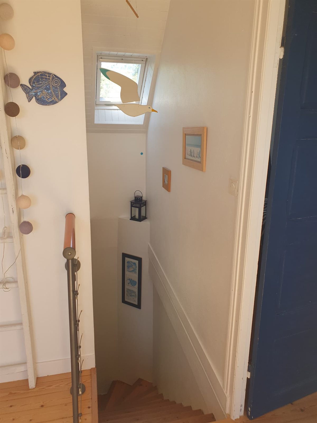 Treppe und maritime Deko im Inneren des bretonischen Hauses