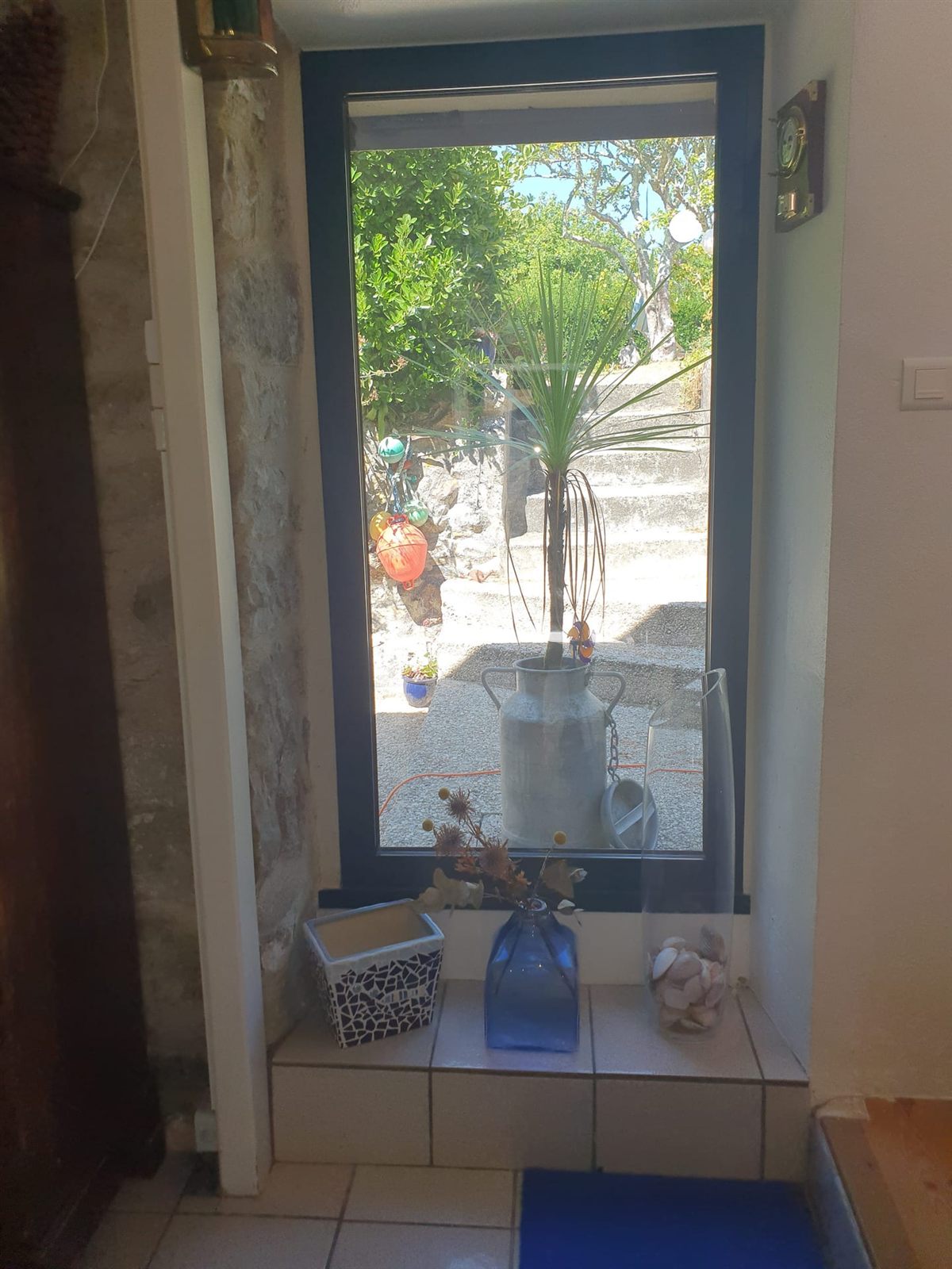 Maritime Dekoecke an einem Fenster zum Garten