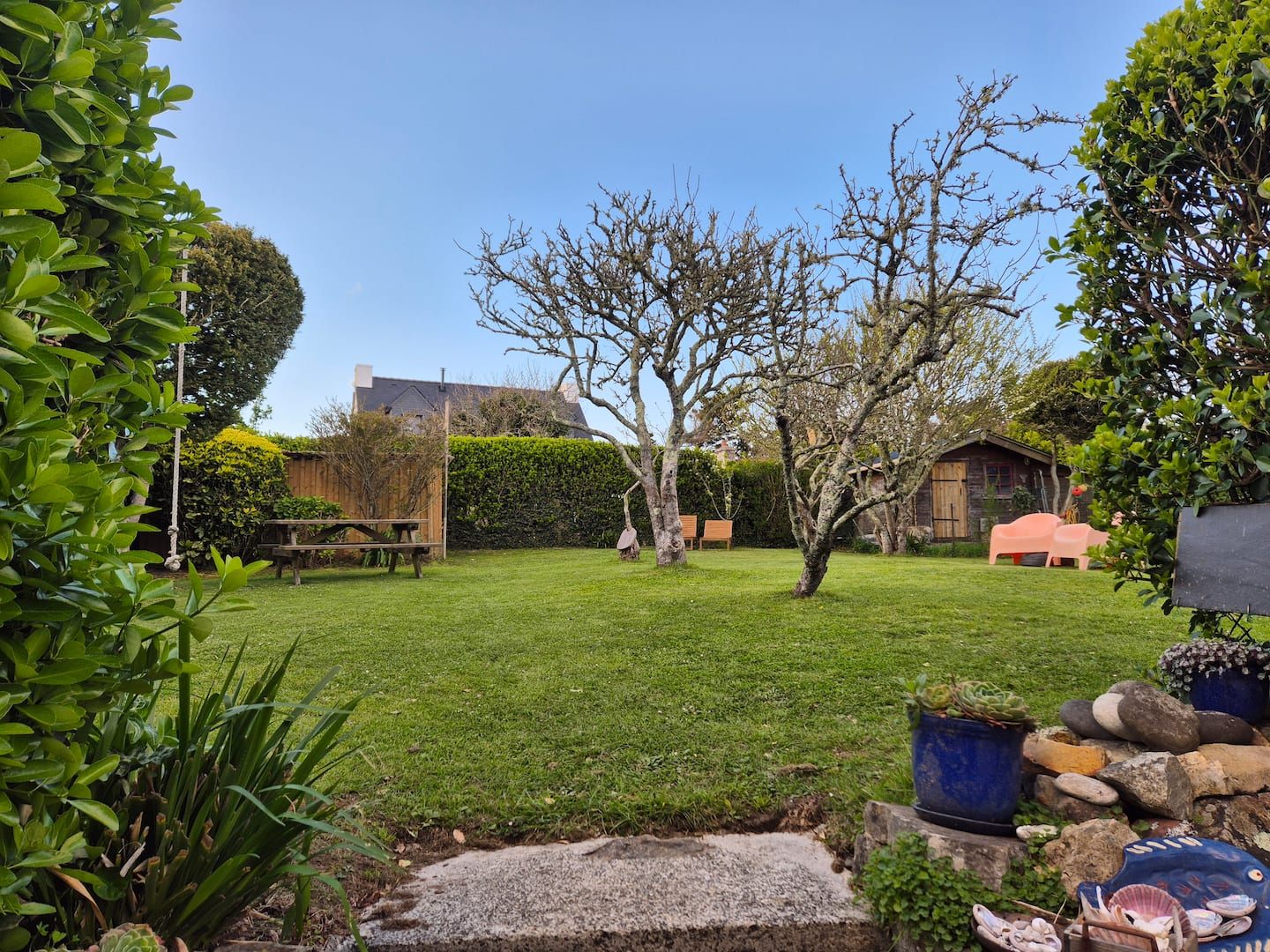 Großer, baumbestandener Garten und Obstgarten des Hauses in Kersiguenou