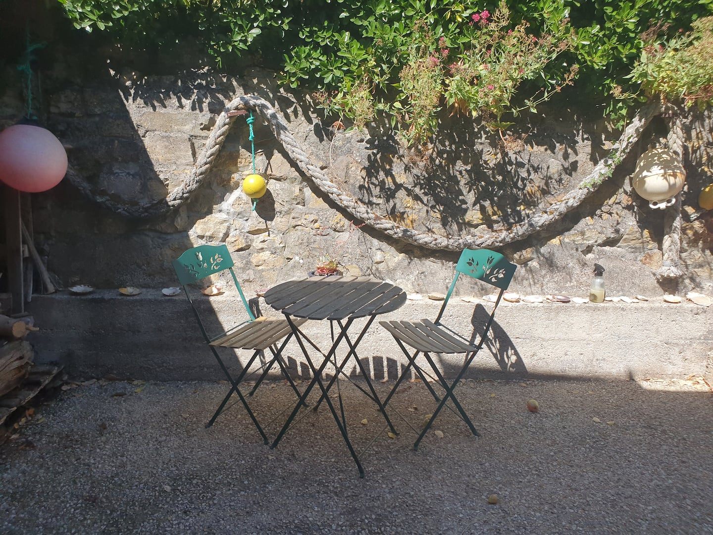 Patio mit Bistrotisch und Hängematte im umzäunten Garten
