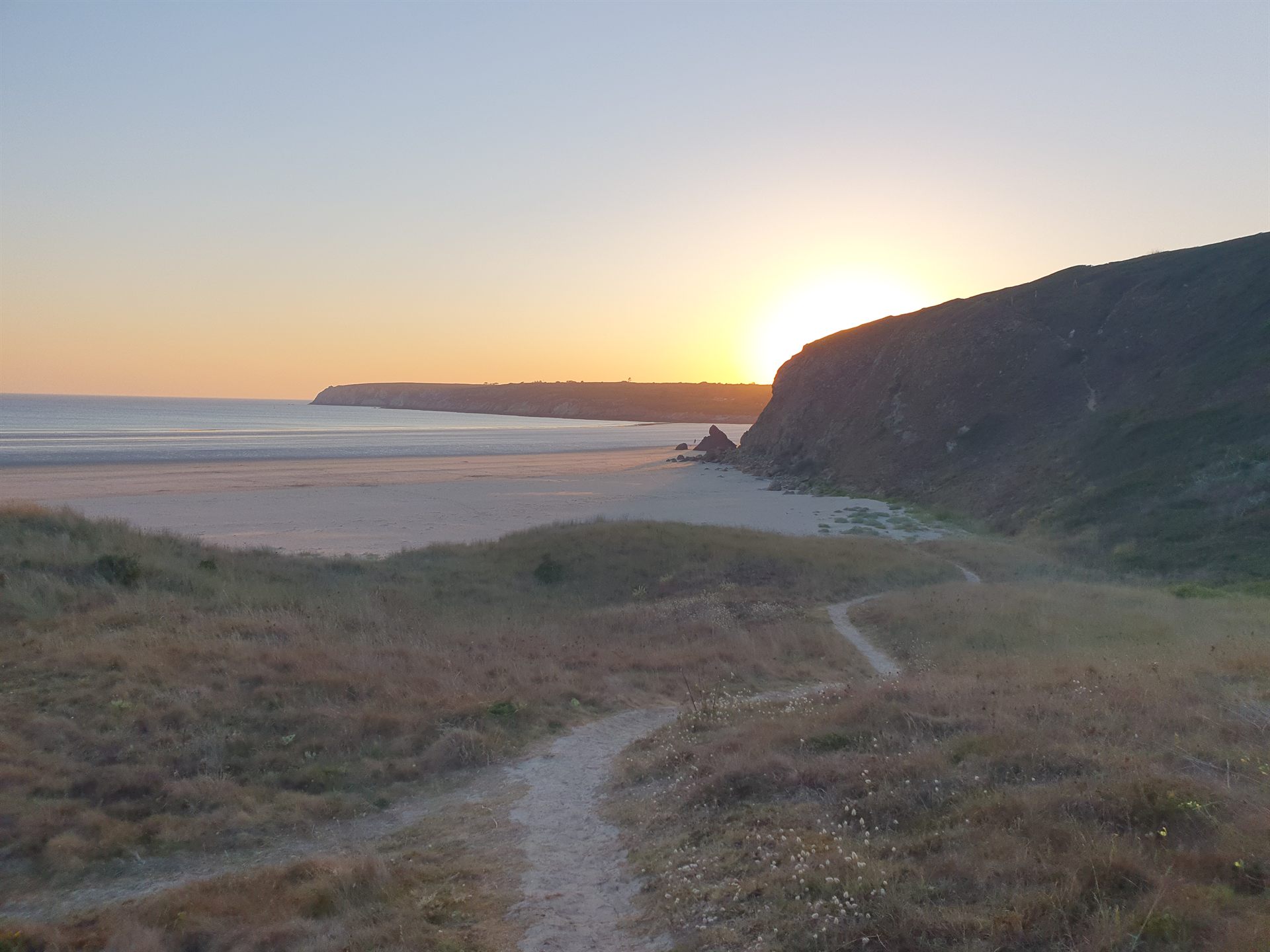 Strand von Kersiguenou bei Sonnenuntergang, goldener Sand und Atlantikwellen