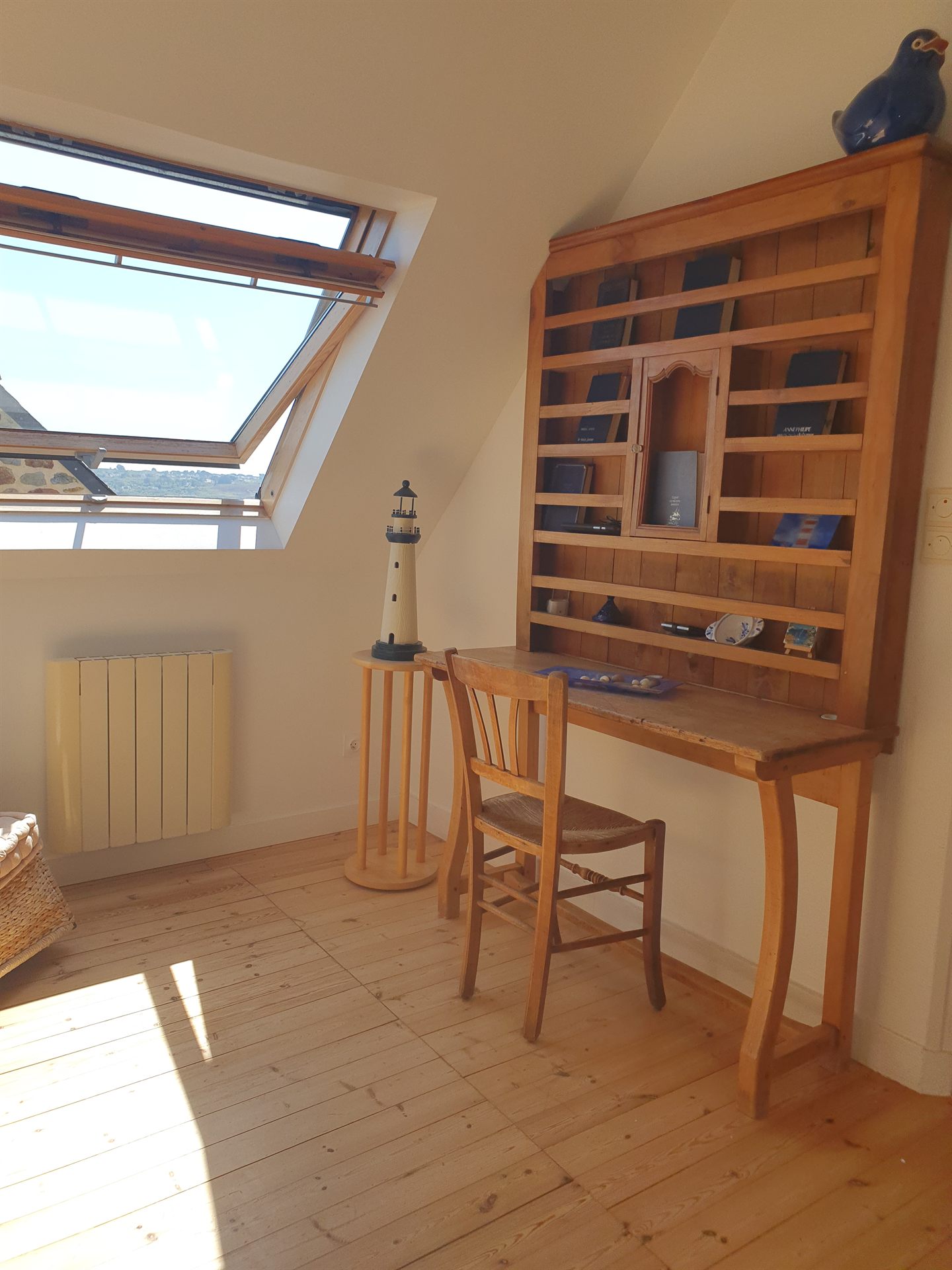 Wohn-Esszimmer von Ty Ar Mor mit Holzbuffet und maritimer Deko