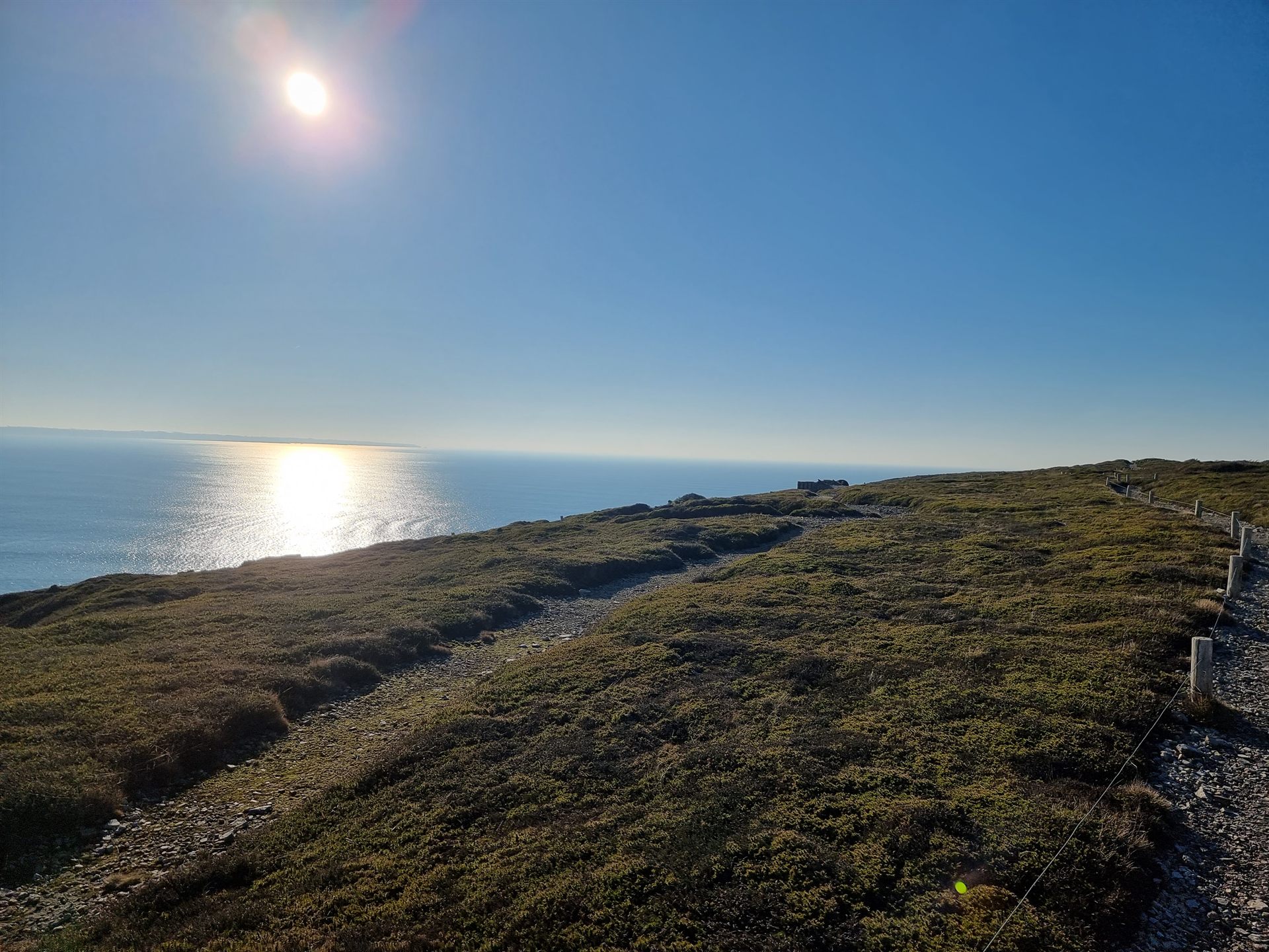 Küstenpfad GR34 entlang der Heide und Klippen der Halbinsel Crozon