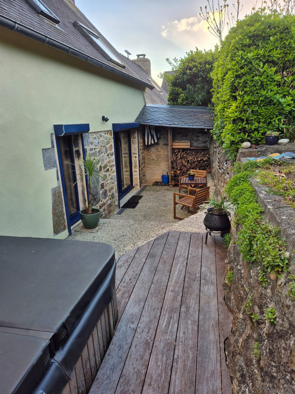 Holzterrasse des Hauses, zur Gartenseite